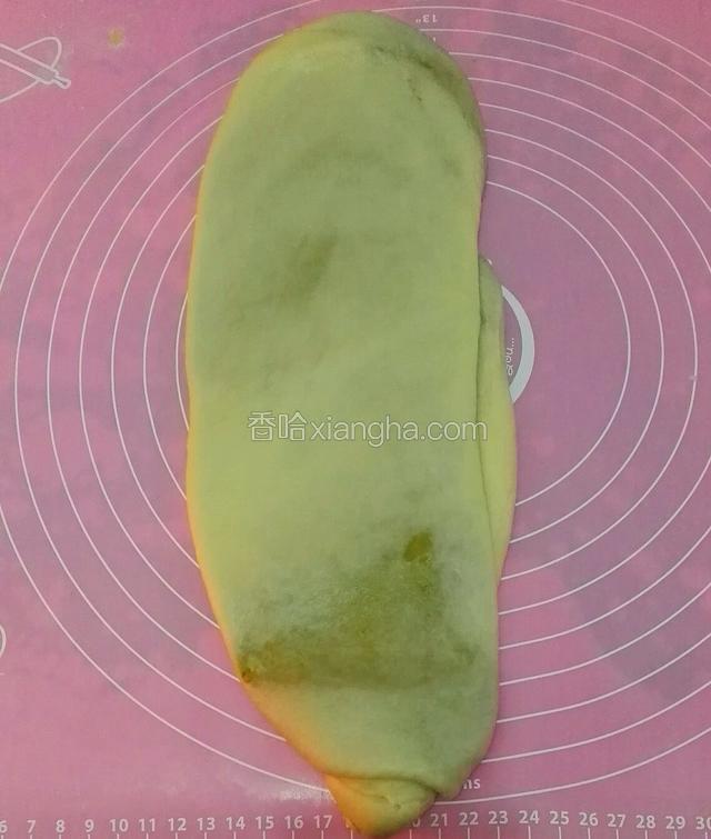 20分钟后把醒好的皮在此擀成长条