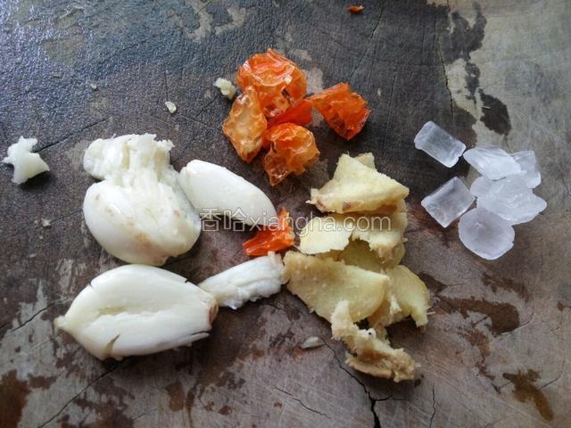 备料(姜一块，蒜瓣二个，干辣椒二个，冰糖五～六个)