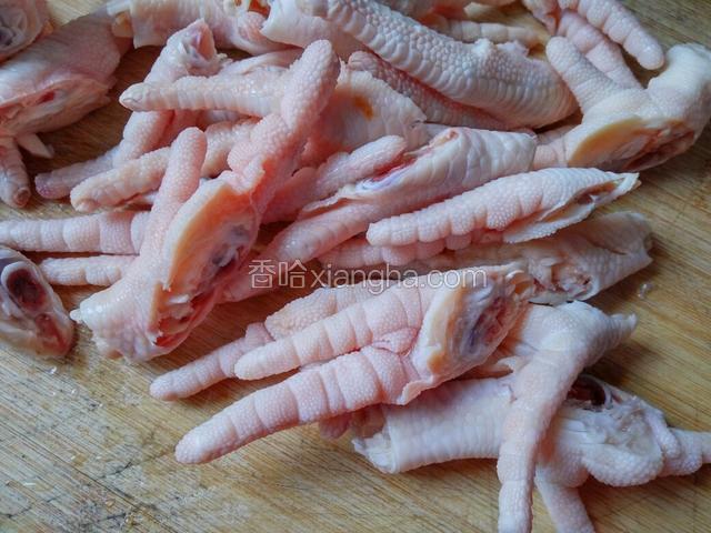 剪好的鸡爪用刀切开，这样好入味(切时一定要注意安全)