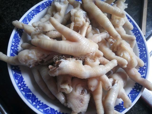 焯过水的鸡爪放入冷水里洗净，沥干水