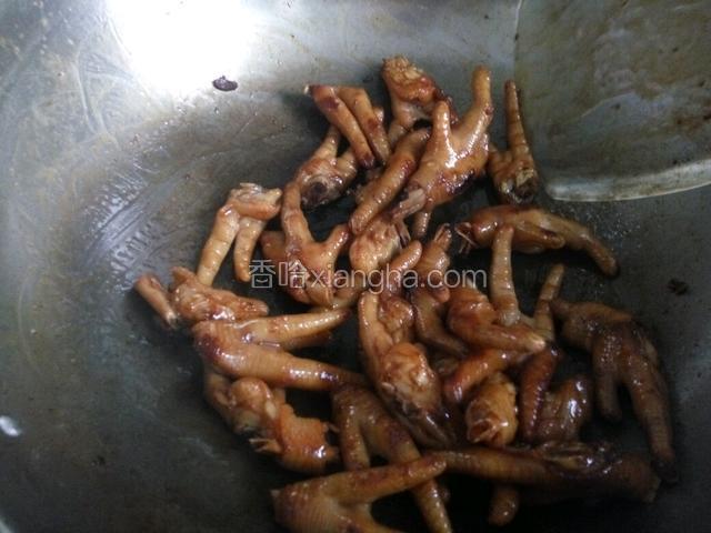 下入焯过水的鸡爪炒至上色