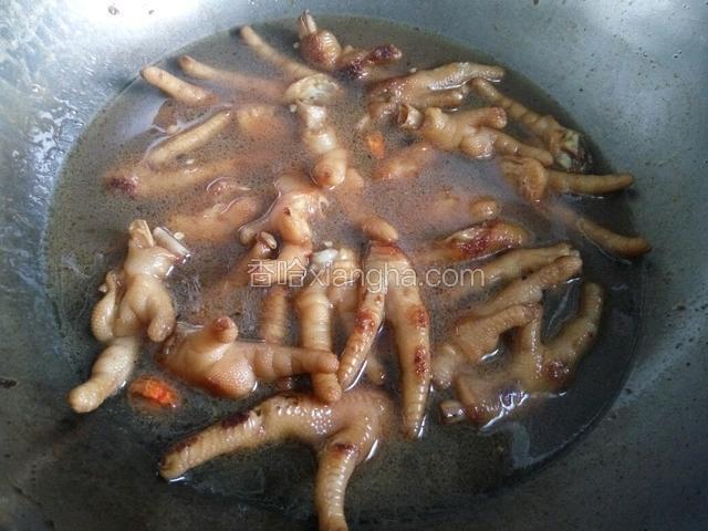 在放入姜片，干辣椒，蒜瓣，料酒，加入适量的水和盐（水没过鸡爪）