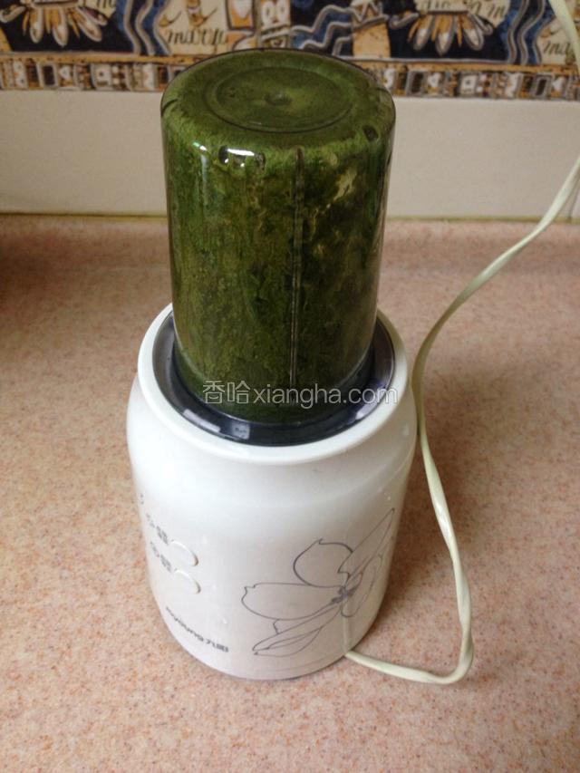 薄荷叶和清水按照1:1的比例榨成汁。