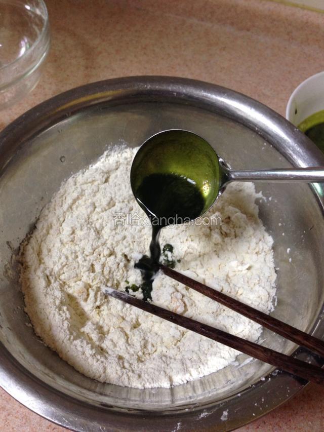 加入适量薄荷汁。