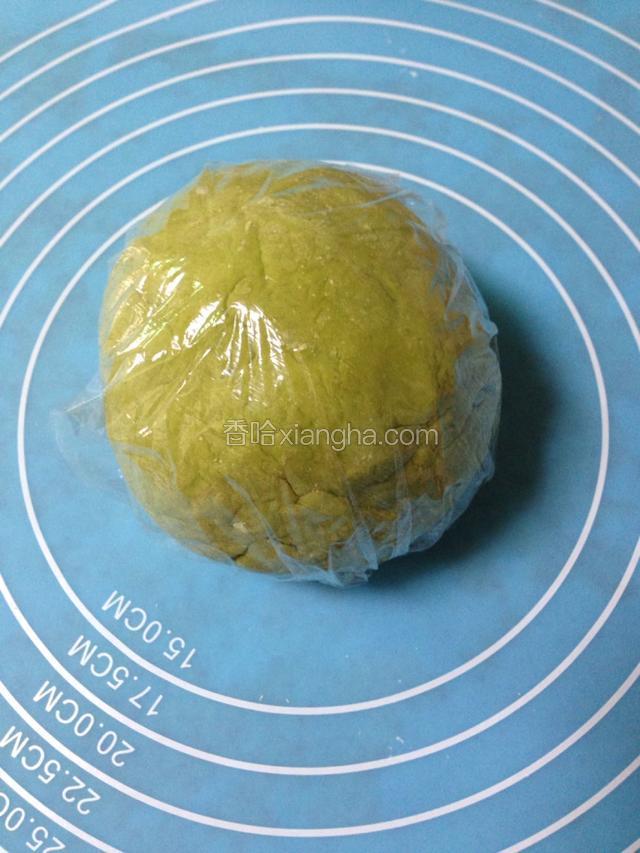 楺成稍干一点的面团，用保鲜膜包住醒20分钟左右。