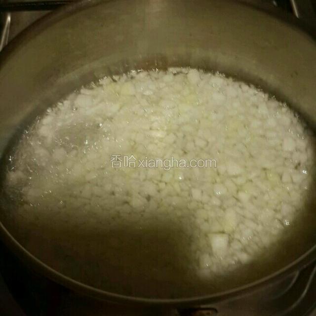 锅烧开水，冬瓜入锅煮开。淀粉加水兑成水淀粉备用