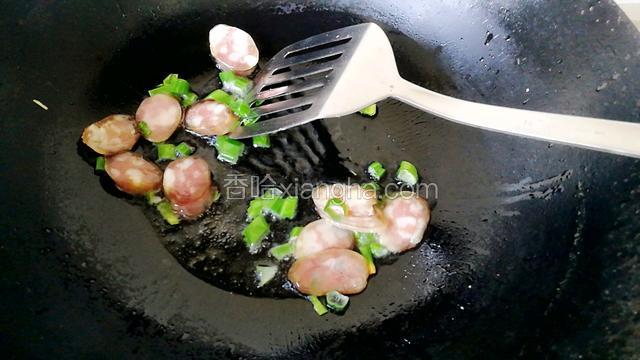加入腊肠煸炒。