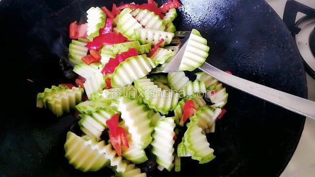 倒入红椒西葫芦片继续煸炒两分钟。