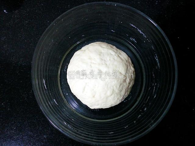 种面团揉均匀成团，盖保鲜膜放冰箱冷藏发酵。
可以头天晚上做中种第二天做面包。