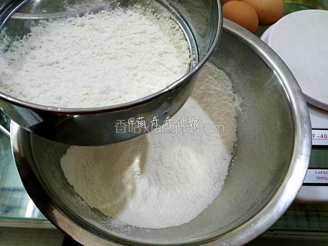 低粉和泡打粉称重好混合并过筛一两遍备用。