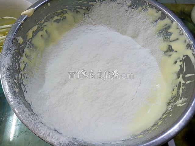 筛入低粉和泡打粉。