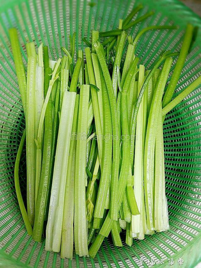 芹菜去叶，洗净备用。