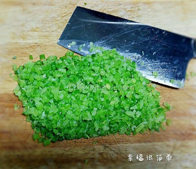 沥尽水份后，切碎。