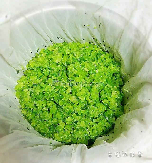 将芹菜沫倒入滤布。