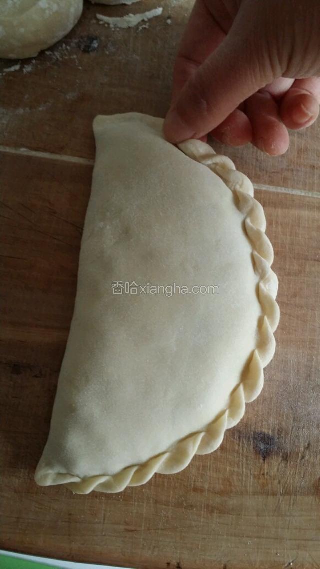 再用拇指和食指捏出花边（如图，不会捏花边把边子捏紧就行了）