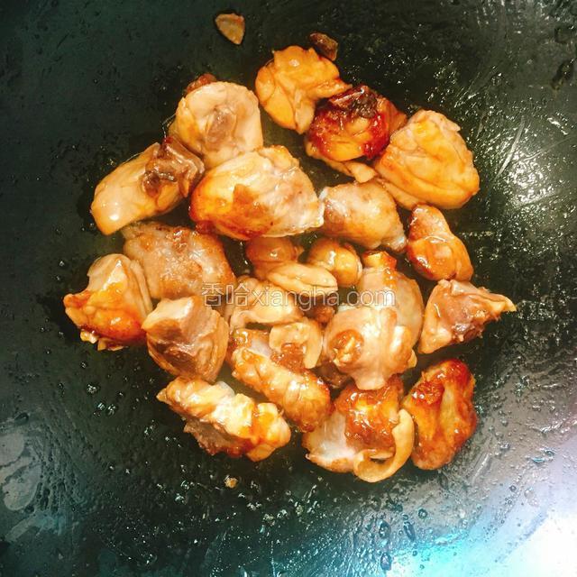 鸡肉倒入，快去煸炒挂糖汁。