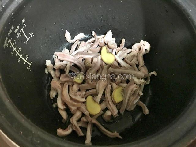清洗好的猪肚和姜片一起放入锅中