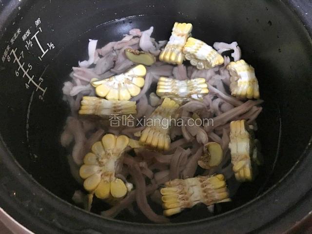放入玉米，加适量清水，按煲汤键