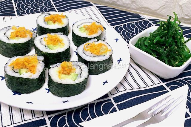 紫菜包饭的配料可以根据自己的口味进行选择！
但是我建议一定要保留日本青瓜和炸牛蒡！