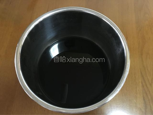 红糖和水混合搅拌成糖水，如果红糖不容易融化就可以加热至糖融化，但是糖水需要晾凉。