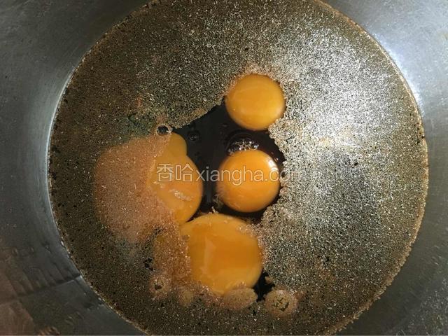 打入鸡蛋和放入酵母，用搅打器搅拌均匀。