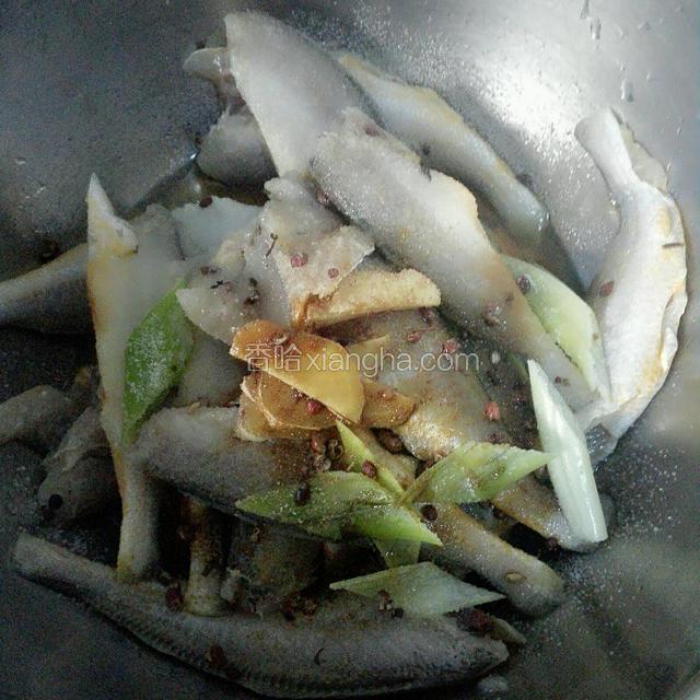 小黄花鱼去头去尾清理干净，用适量盐，料酒，葱姜，花椒，味极鲜，五香粉调味