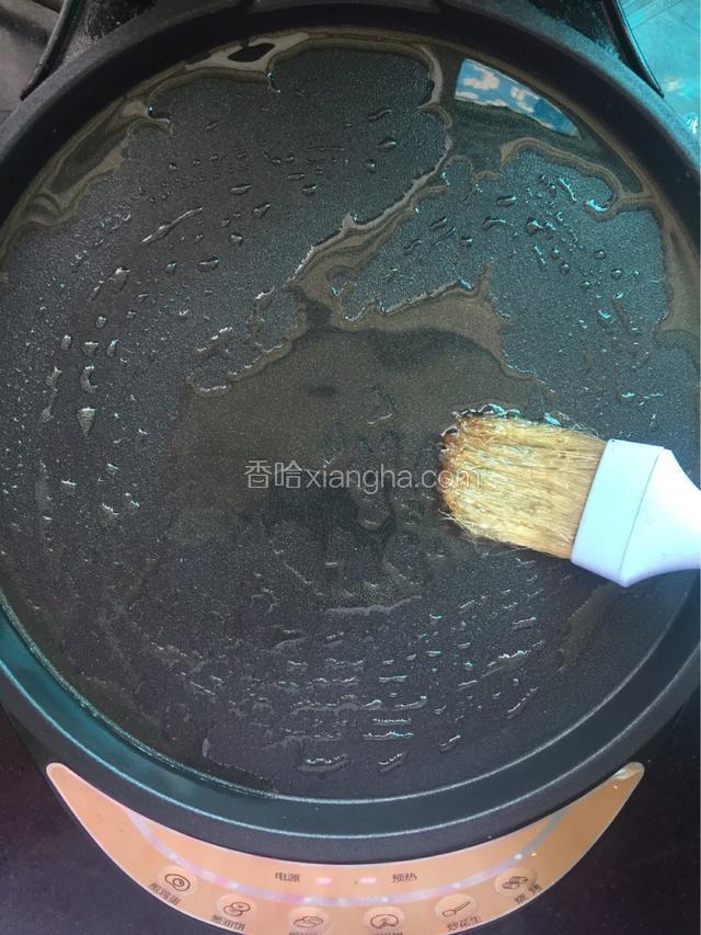 电饼档（平底锅或不粘锅）预热，刷入适量食用油。