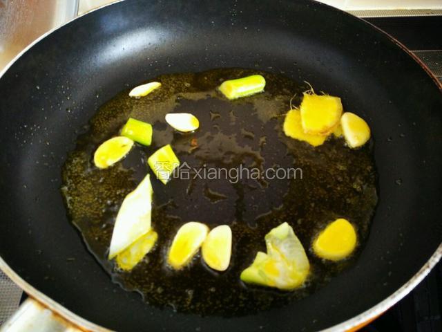 锅中倒入适量食用油，油热后加入葱姜蒜爆香。