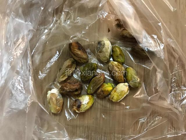 开心果擀成碎，备用