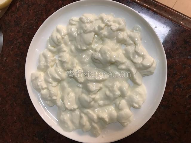 准备一个漂亮盘子，倒入酸奶