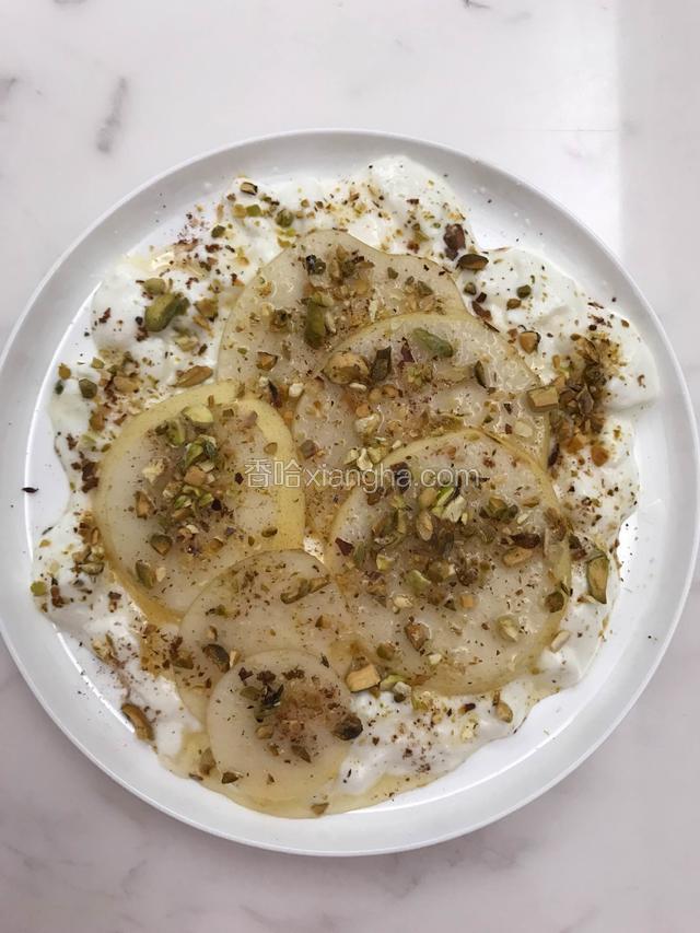 浇上蜂蜜并撒上坚果碎，就好了。