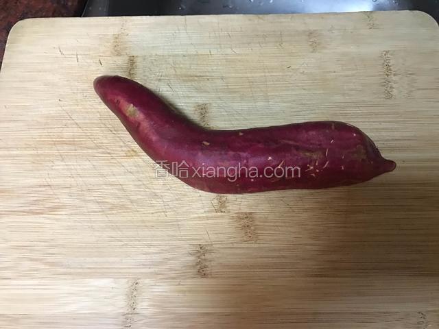 红薯一个洗净，不去皮。