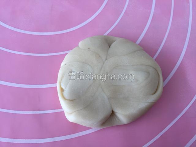 再把两头往中间按扁。