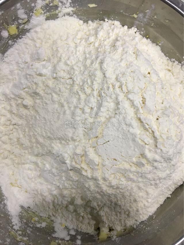 加入低筋粉和玉米淀粉，和匀