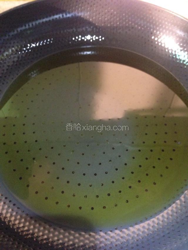 坐锅点火倒入适量的油。