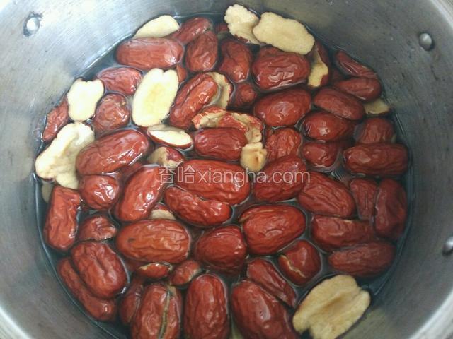 红枣洗净去核，加水开火煮