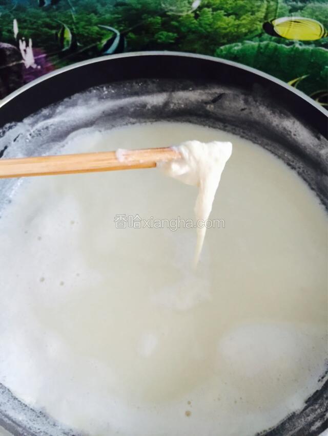 小火熬制时会出现这个，叫豆腐皮，晒干后就是腐竹，用筷子挑起来吃一口，那叫一个爽滑，哈哈