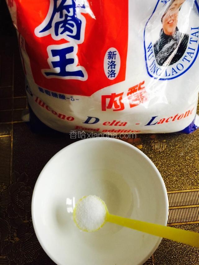提前把豆腐内脂稀释好，一小勺，用温水化开，大概是它的五倍