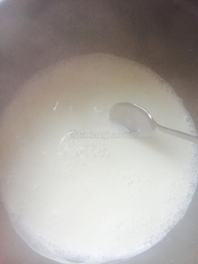 稀释好的内脂用勺子分几次放入豆浆里，一边放一边慢慢搅和均匀，盖盖子，静等十五分钟左右。