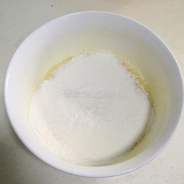 低筋面粉和泡打粉过筛到碗内。