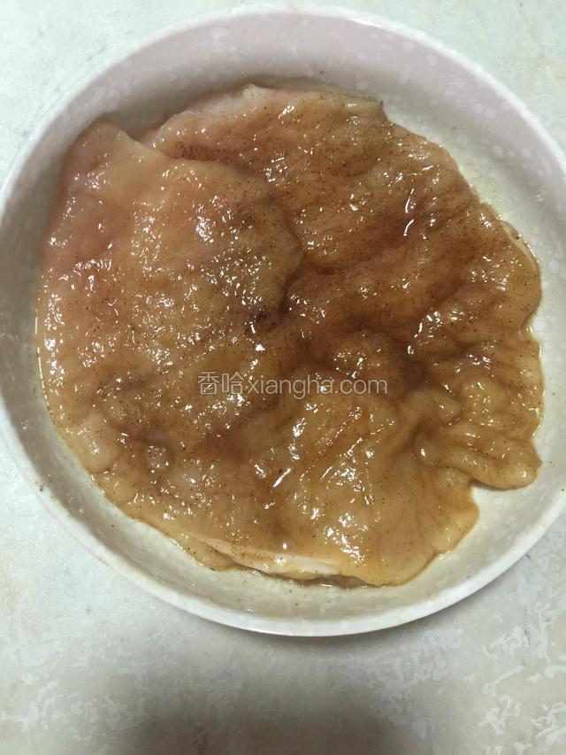 盐 黑胡椒 五香粉 料酒 生抽腌制按摩一个小时