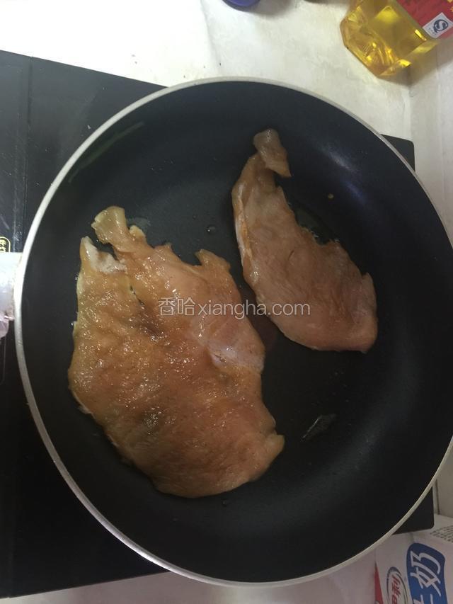 锅热放入  小火煎至