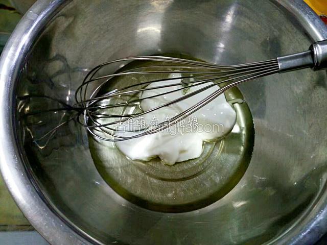 玉米油和酸奶加入搅拌盆中，用蛋抽搅拌均匀。
酸奶是浓稠型的，因为制作的时候加了白糖有甜味，所以我用了50g白糖。
原方用的无糖型酸奶，加了70g白糖。
我家不喜甜，所以用50g，你们可以用60g。
