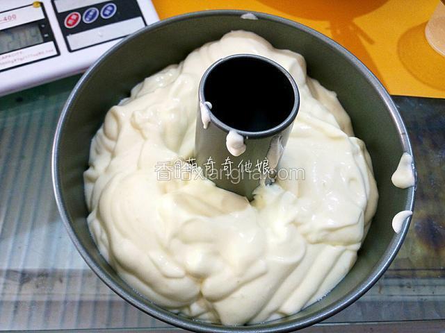 倒入模具中。按住烟囱用力震两下震出大气泡，略晃平。