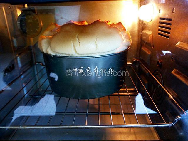 送入预热好的烤箱中下层，上下火165度40分钟。
烤箱记得提前预热，可以在打发蛋白的时候就开始预热。