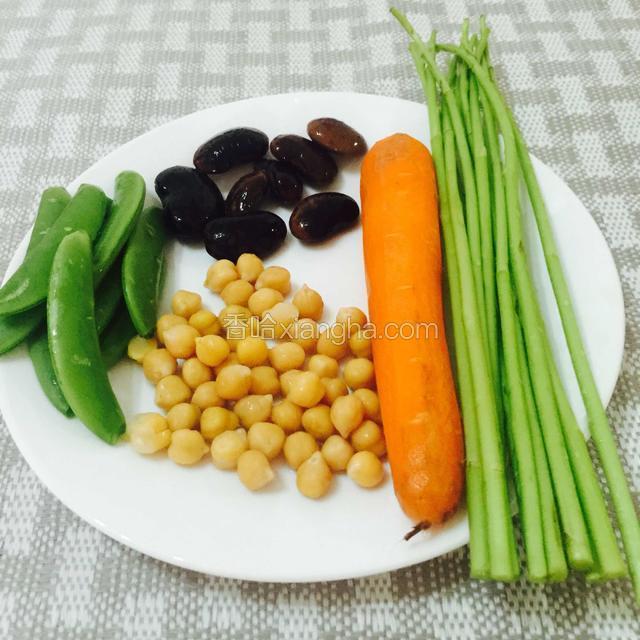 材料如图
花芸豆，鹰嘴豆，甜豆，水果胡萝卜，泥蒿。