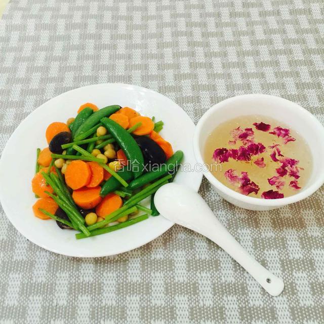 再发个今天的早餐图，美吧？美吧？弄了台布，感觉还真高大上些，屌丝秒变白富美了。

