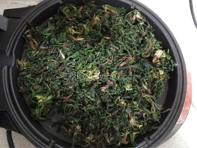 晒干后用电饼铛烘烤至九成干。