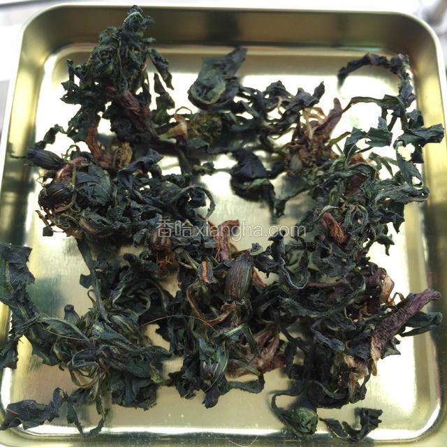 再次晾晒成干蒲公英茶。