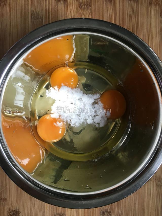 把鸡蛋打入大碗里，加入糖。